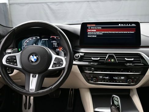 Used 2023 BMW M550i xDrive w/ Dynamic Handling Package AWD/4WD image 11