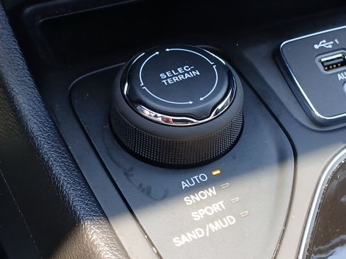 Used 2021 Jeep Cherokee Limited AWD/4WD image 18