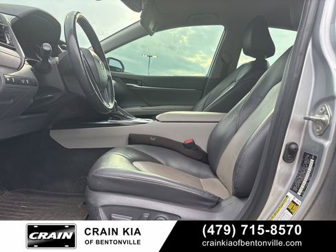 Used 2020 Toyota Camry XLE FWD image 17