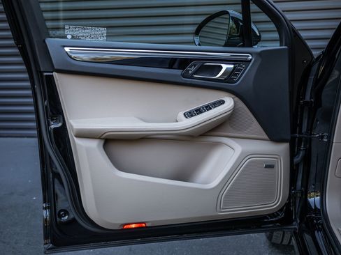 Certified 2022 Porsche Macan image 19