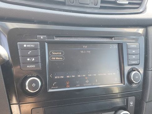 Used 2018 Nissan Rogue SV AWD/4WD image 18