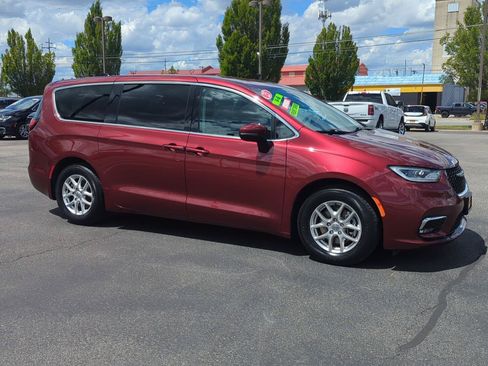 Used 2023 Chrysler Pacifica Touring-L FWD image 1
