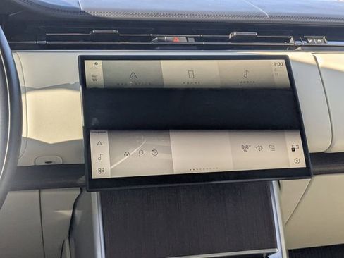 Used 2025 Land Rover Range Rover SE image 18