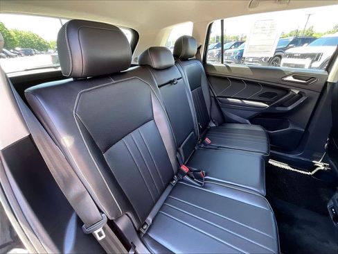 Used 2024 Volkswagen Tiguan SE AWD/4WD image 15