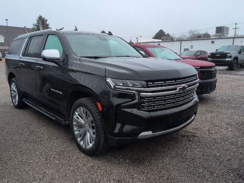 Used 2023 Chevrolet Suburban Premier w/ Premium Package image 3