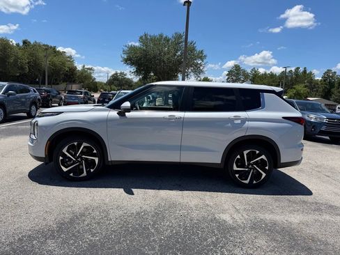 Used 2023 Mitsubishi Outlander SE FWD image 4