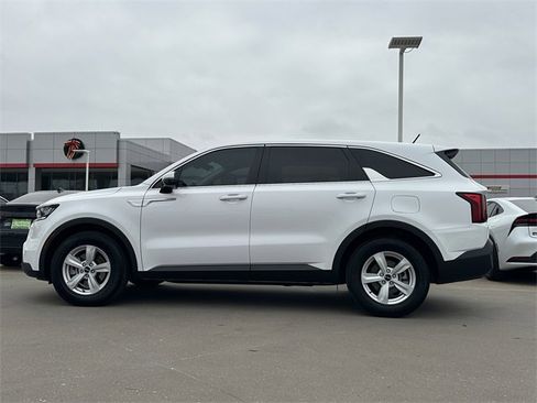 Used 2023 Kia Sorento LX image 2