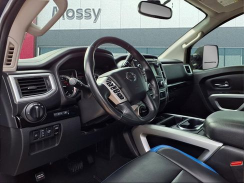 Used 2019 Nissan Titan SV w/ SV Convenience Package image 11