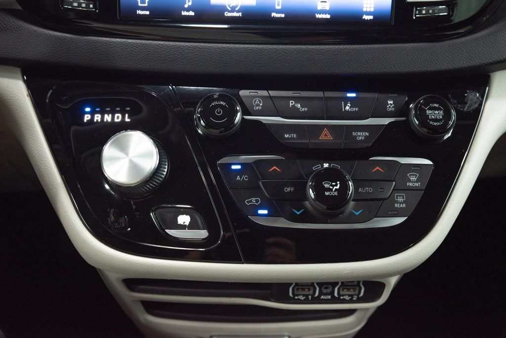 Used 2023 Chrysler Pacifica Touring-L FWD image 39