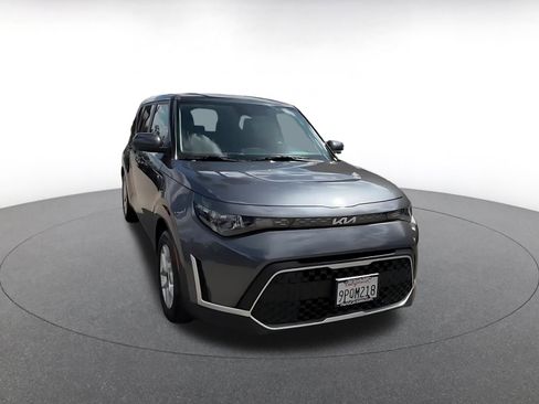 Used 2025 Kia Soul LX w/ LX Technology Package FWD image 3