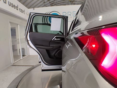 Used 2023 Mitsubishi Outlander SE image 97