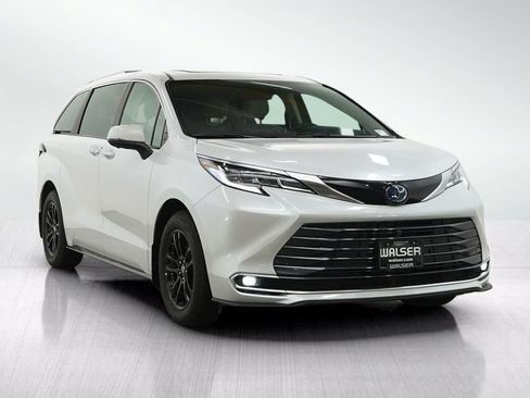 Used 2025 Toyota Sienna AWD image 7
