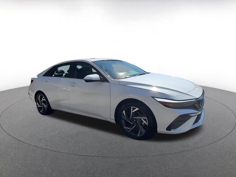 Used 2025 Hyundai Elantra Limited image 2