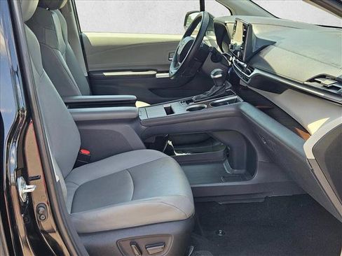 Used 2023 Toyota Sienna XLE FWD image 21