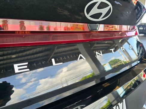Used 2025 Hyundai Elantra SE FWD image 39