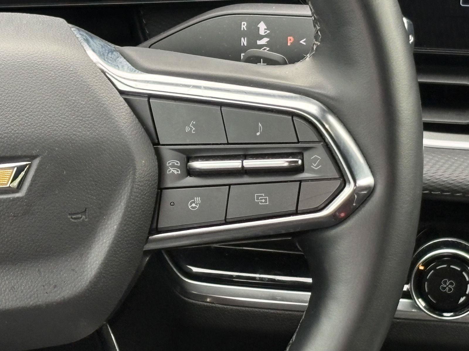 Used 2025 Chevrolet Equinox LT AWD/4WD image 14