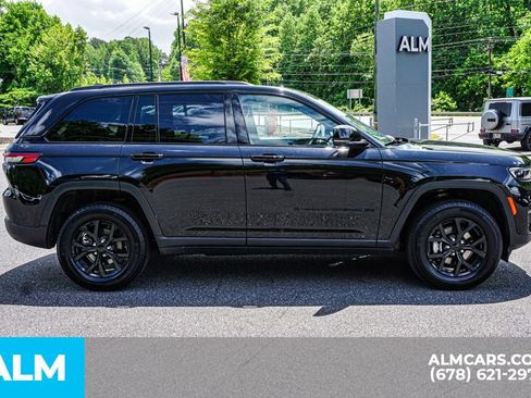 Used 2025 Jeep Grand Cherokee Altitude AWD/4WD image 8