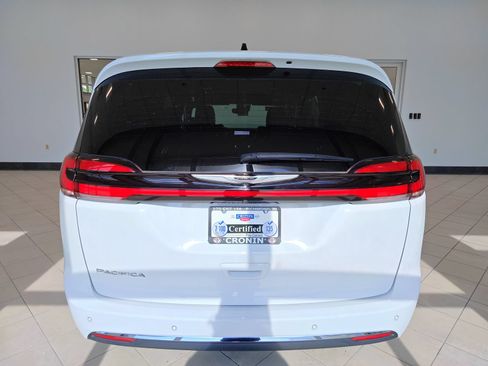 Used 2025 Chrysler Pacifica Select FWD image 4