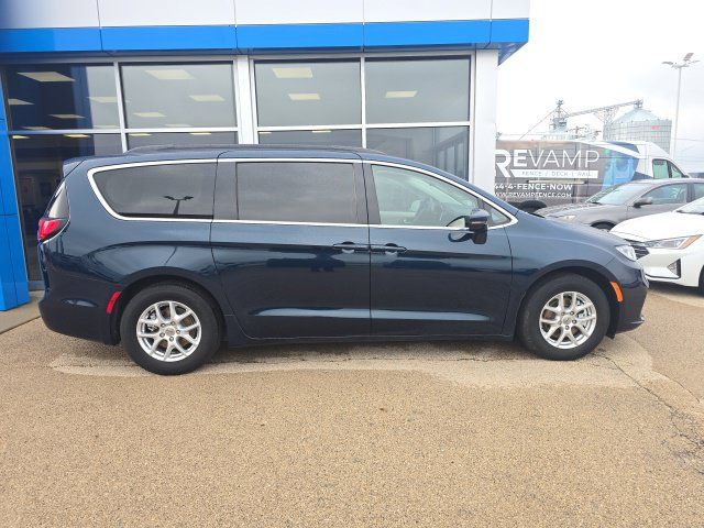 Used 2022 Chrysler Pacifica Touring-L FWD image 4