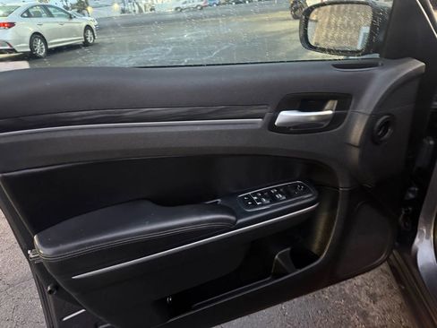 Used 2018 Chrysler 300 Touring L image 9