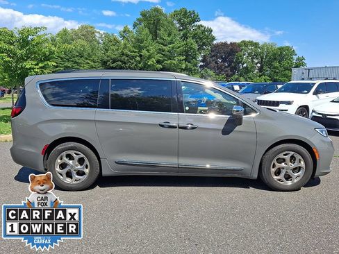 Used 2022 Chrysler Pacifica Limited FWD image 7