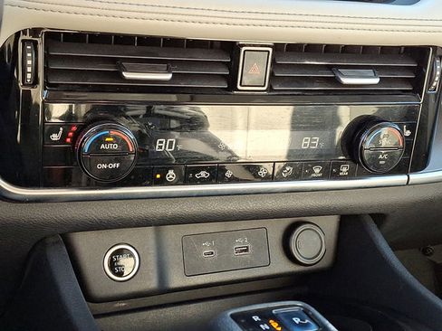 Used 2022 Nissan Rogue SV w/ SV Premium Package image 17