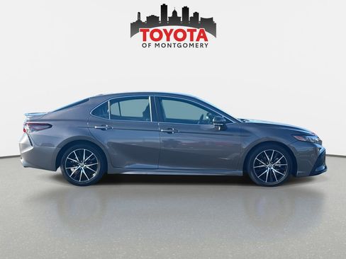 Used 2023 Toyota Camry SE image 3
