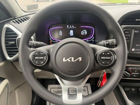 Used 2025 Kia Soul LX w/ LX Technology Package FWD image 15