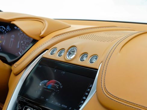 Used 2021 Aston Martin DBX image 21