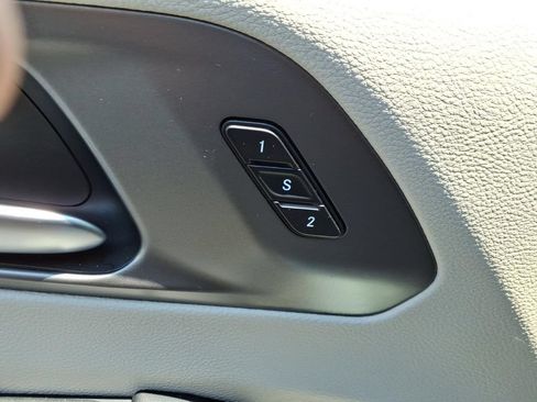 Used 2023 Chrysler Pacifica Touring-L FWD image 13