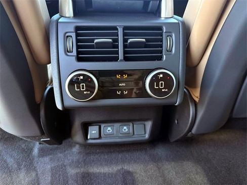 New 2025 Land Rover Discovery Dynamic SE image 14