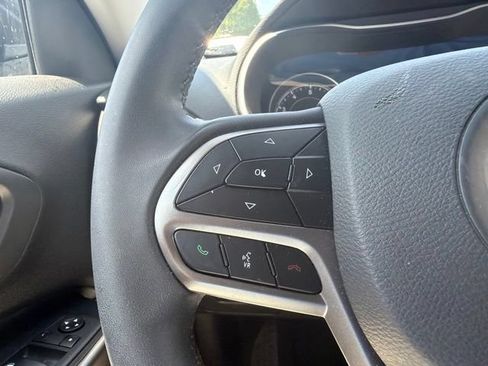 Used 2020 Jeep Cherokee Latitude Plus FWD image 18