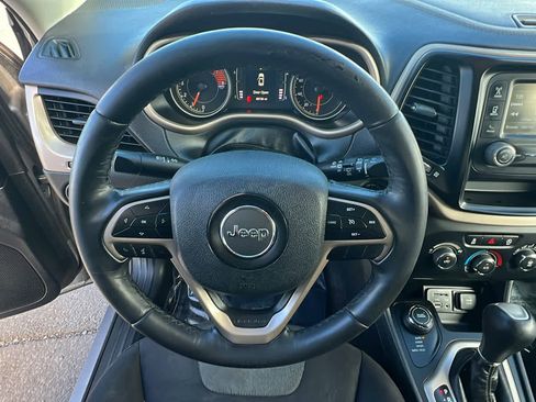 Used 2018 Jeep Cherokee Latitude w/ Altitude Package image 18