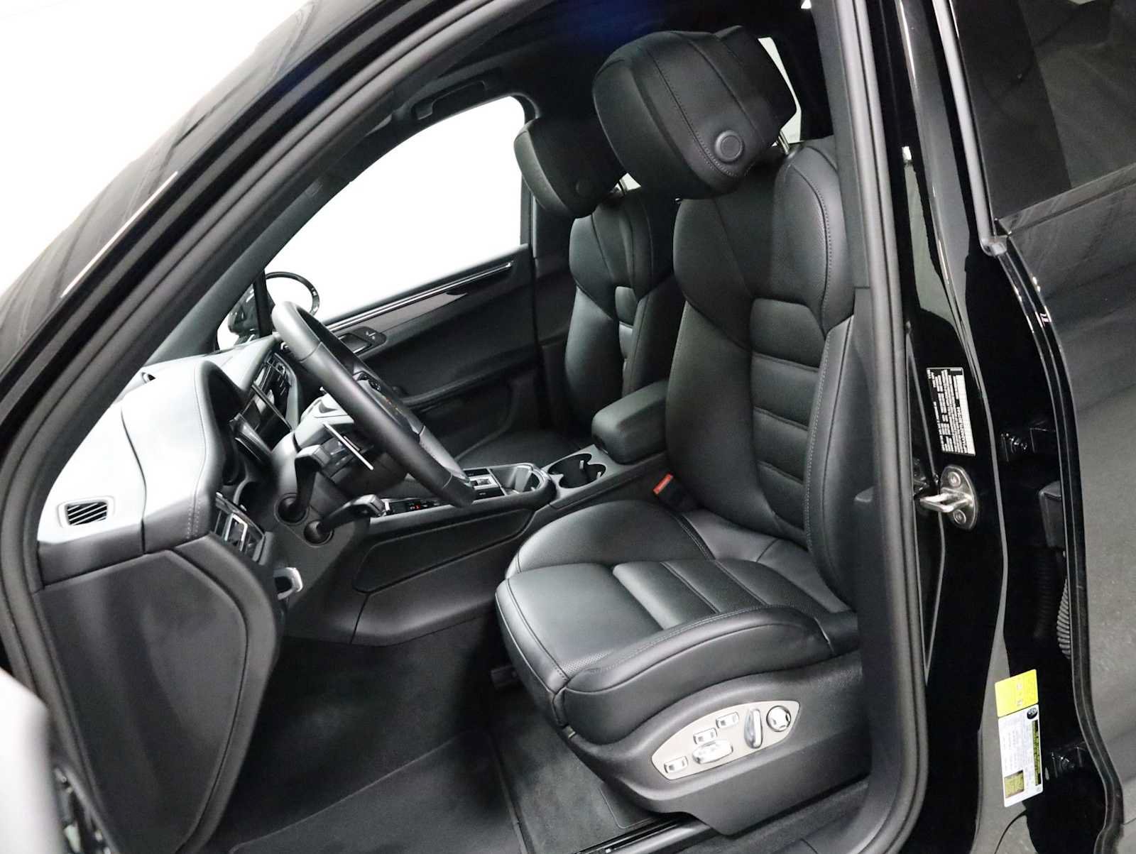 Used 2026 Porsche Macan AWD/4WD image 5