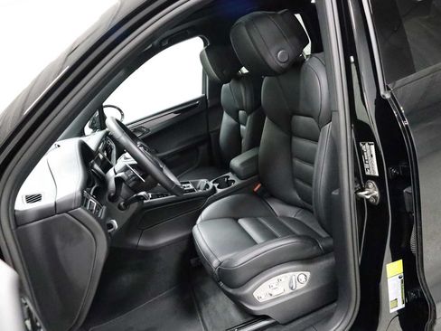 Certified 2026 Porsche Macan AWD/4WD image 5