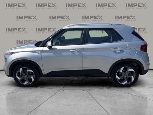 Used 2025 Hyundai Venue SEL FWD image 2