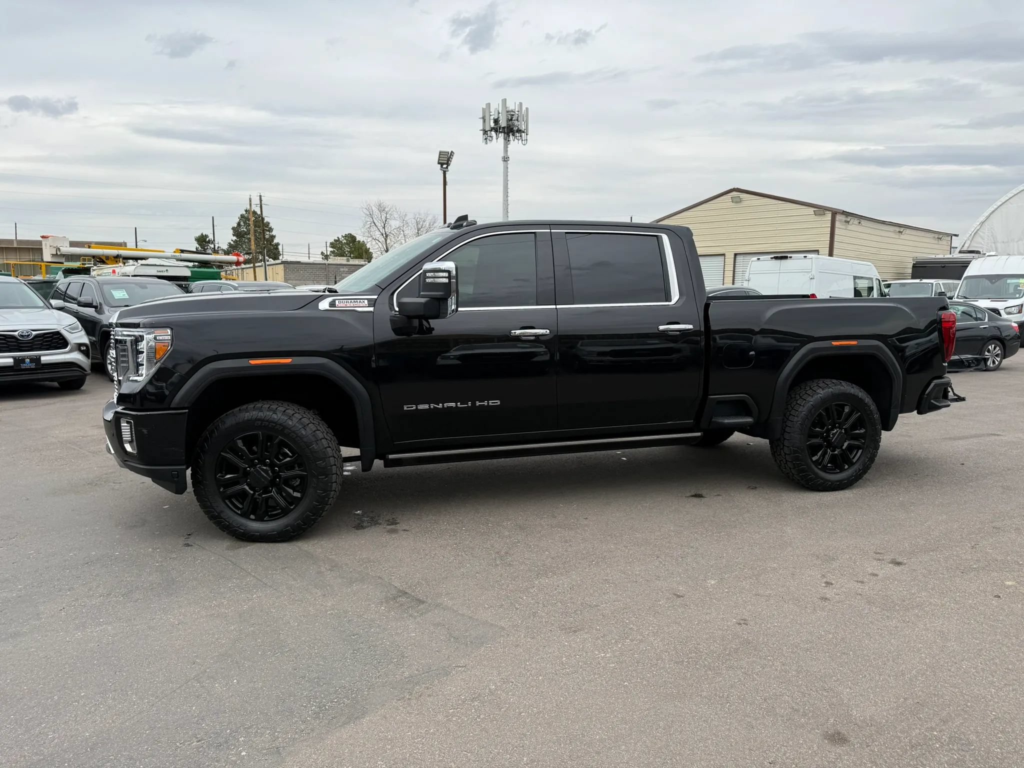 Used 2022 GMC Sierra 2500 Denali w/ Denali Black Diamond Edition AWD/4WD image 3