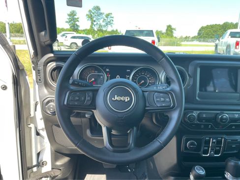 Used 2022 Jeep Gladiator Sport AWD/4WD image 15