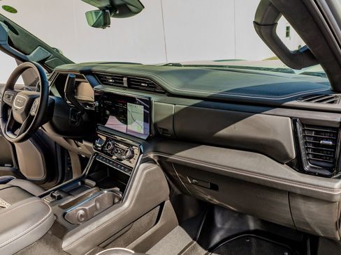 Used 2025 GMC Sierra 2500 AT4X image 18