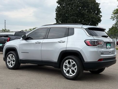 Used 2025 Jeep Compass Latitude AWD/4WD image 6