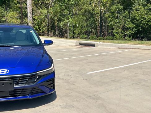 Used 2025 Hyundai Elantra Limited FWD image 3