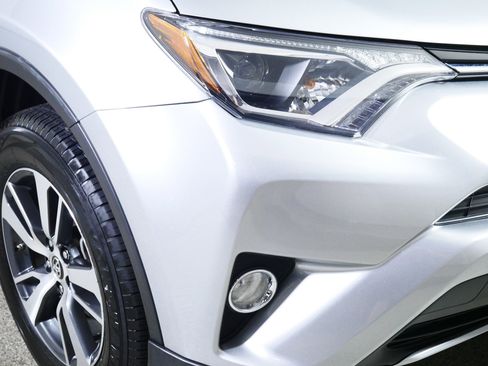 Used 2018 Toyota RAV4 XLE w/ Plus Extra Value Package AWD/4WD image 16