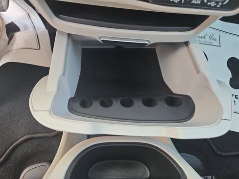 Used 2024 Chrysler Pacifica Touring-L image 36