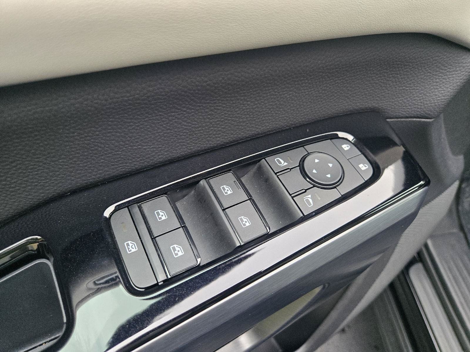 Used 2025 Nissan Pathfinder SL AWD/4WD image 15