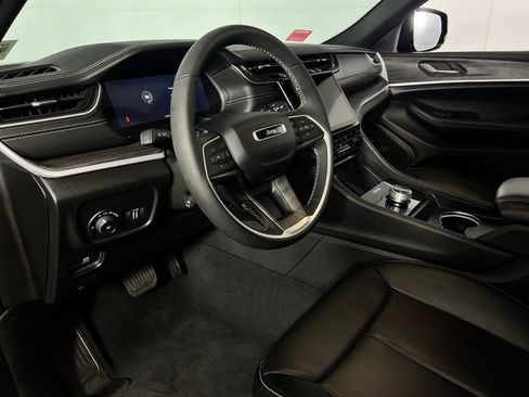 Used 2024 Jeep Grand Cherokee Limited w/ Luxury Tech Group II image 22