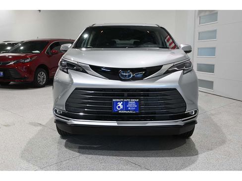 Used 2024 Toyota Sienna Platinum FWD image 4