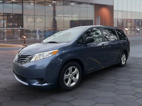 Used 2015 Toyota Sienna LE image 4