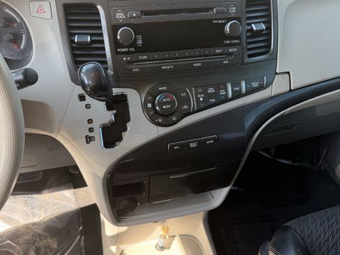 Used 2011 Toyota Sienna SE w/ Preferred Pkg FWD image 17