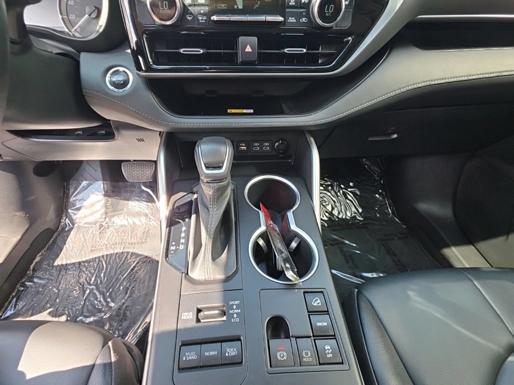 Used 2023 Toyota Highlander XLE AWD/4WD image 21