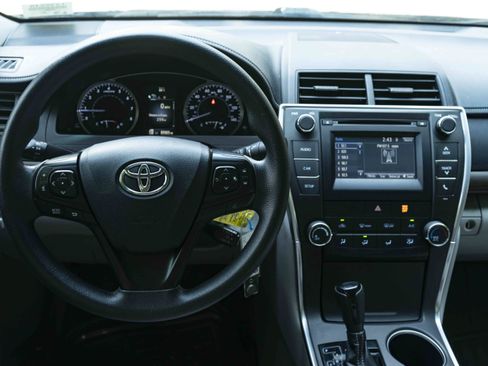 Used 2017 Toyota Camry LE FWD image 19